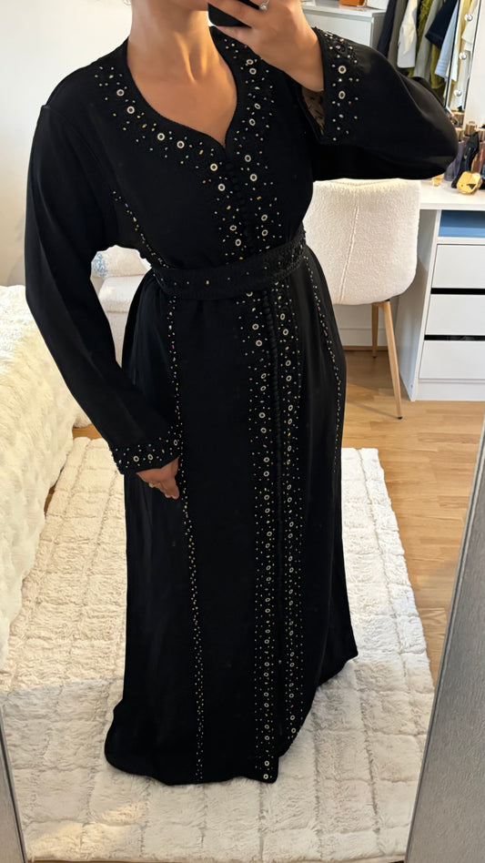 Caftan Nuit Étoilée – Perles et finesse